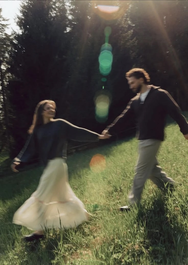 Lucía y Martín caminando de la mano por un prado